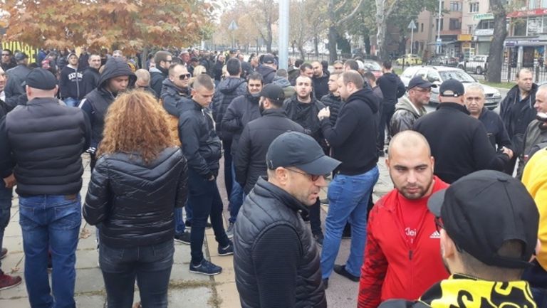 Стотици фенове на Ботев (Пд) се събраха пред "Колежа", блокираха движението (видео)