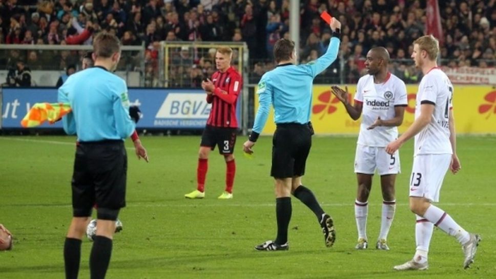 Фрайбург се справи с Айнтрахт, играч получи червен картон за агресия срещу треньор