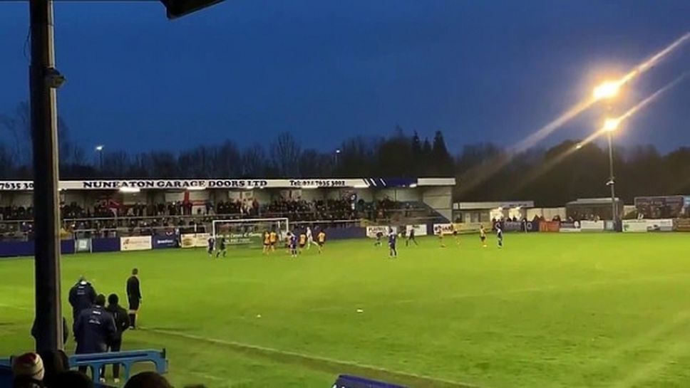 Вратар свали лампа от стадиона с изпълнението си на дузпа (видео)