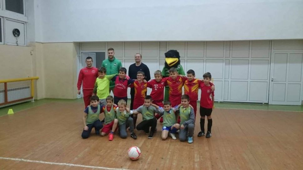 Новият треньор на Пирин зарадва деца в Благоевград
