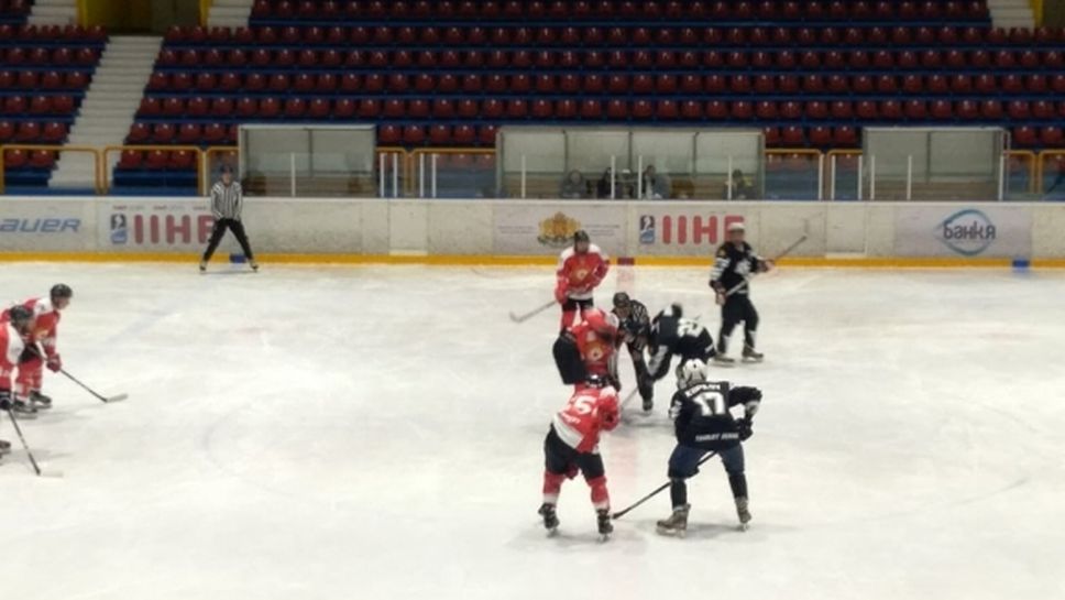 Ултраси на ЦСКА налетяха на бой на хокеистите на Славия по време на мач