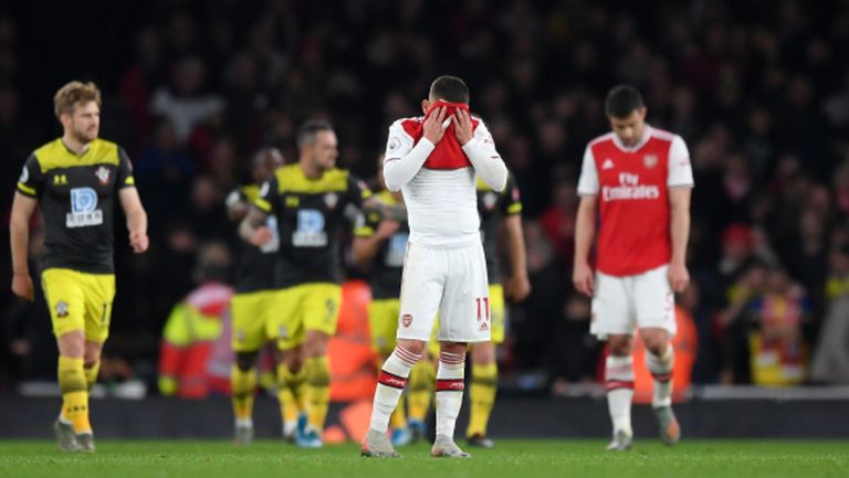 Арсенал се спаси от срамна загуба, но продължава да затъва (видео)