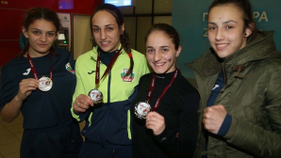 Младите боксьорки се завърнаха от турнира в Рига с медали