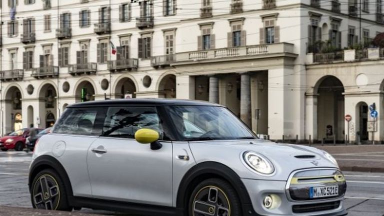 "The E-talian Job": бягство от трафика с новото MINI Cooper SE
