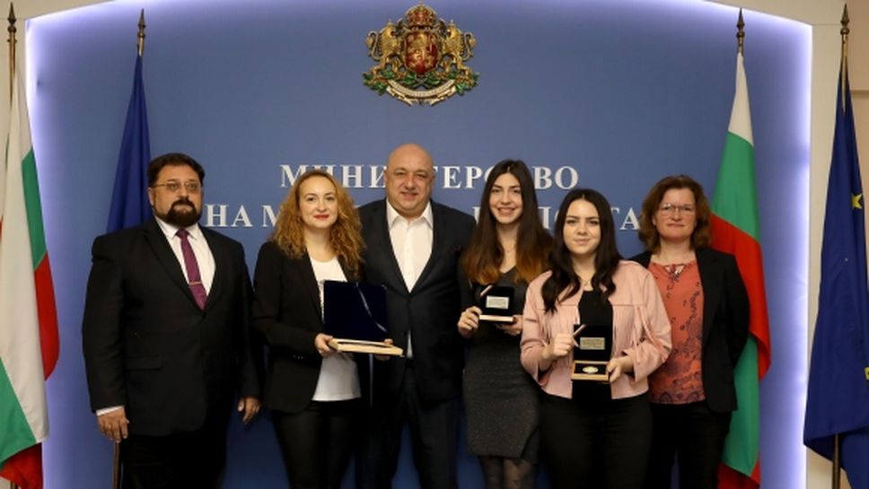 Министър Кралев награди Антоанета Стефанова за двата медала от Европейското   по шахмат