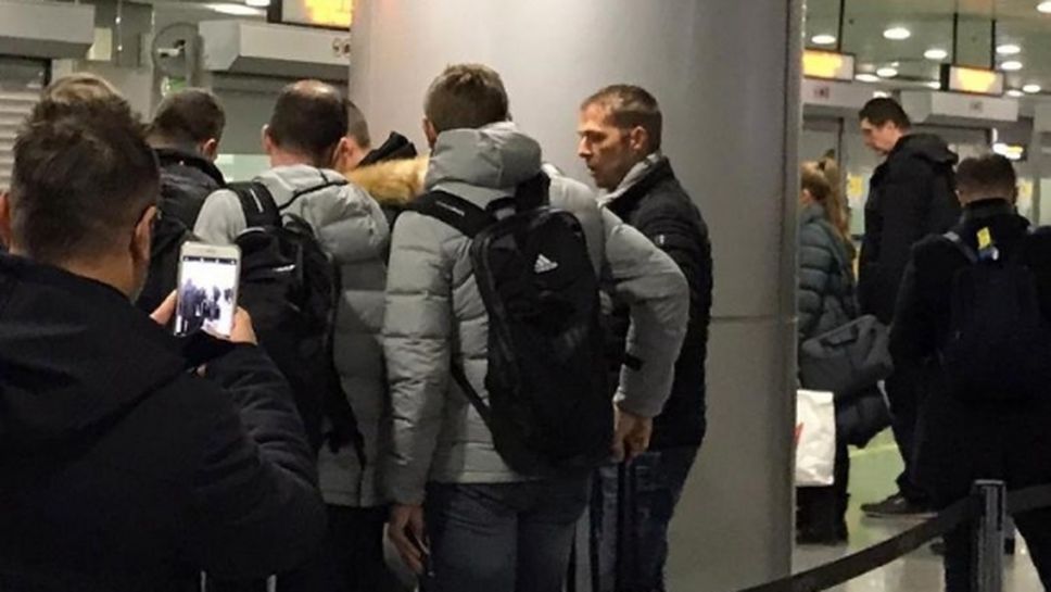 Самолет с фенове на Аталанта кацна принудително в Киев