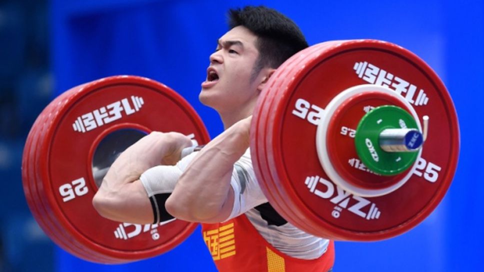 Китаец счупи рекорд в щангите, но не е доволен от формата си