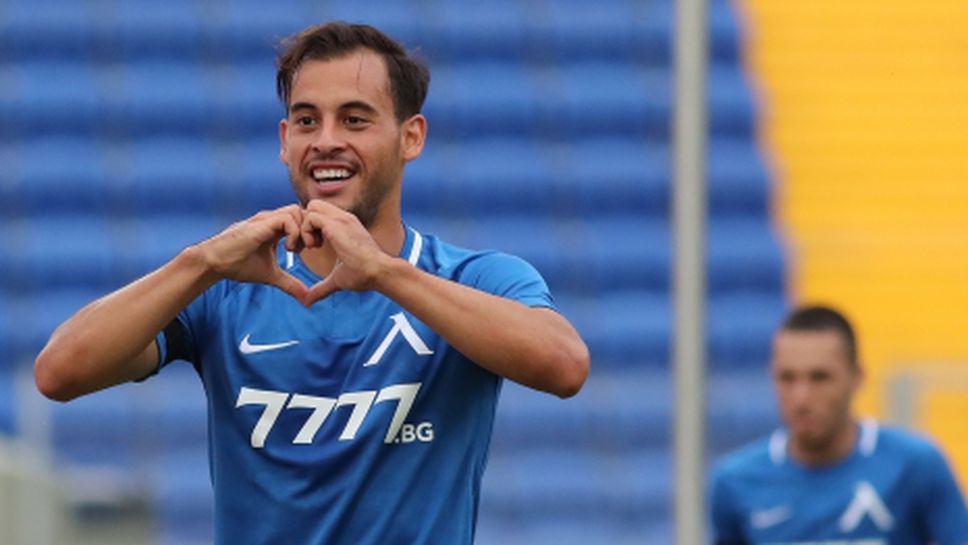 Съотборник на бивша звезда на Левски с комичен пропуск от дузпа (видео)