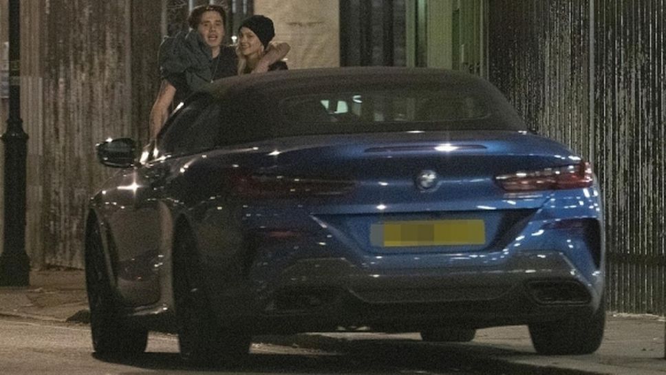 Изловиха сина на Бекъм със секси блондинка (снимки)