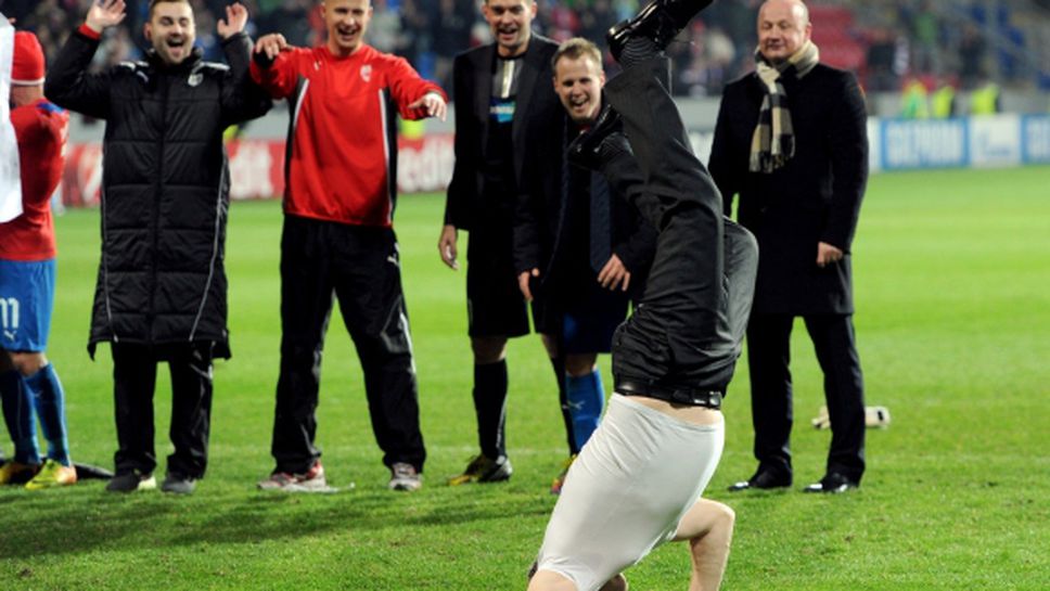 Вижте как новият треньор на Лудогорец прави салто след победа над ЦСКА Москва (видео)