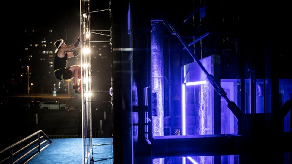 Катерачът, който се състезава срещу асансьор