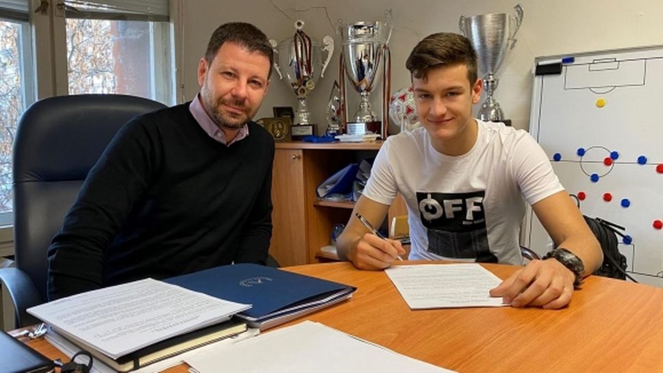 Юноша на Левски подписа професионален договор