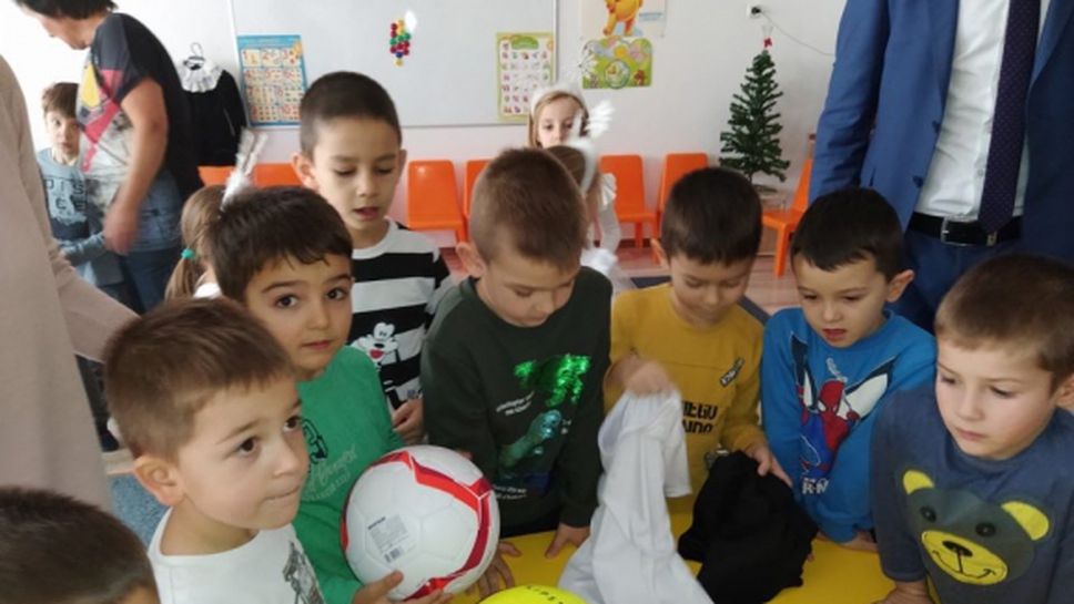 200 спортни екипа и 30 топки за детските градини в Перник