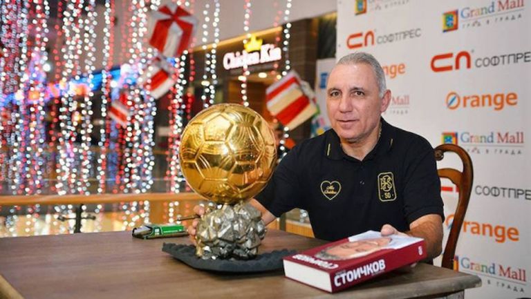 Стоичков раздава автографи до ИЧС в навечерието на Коледа