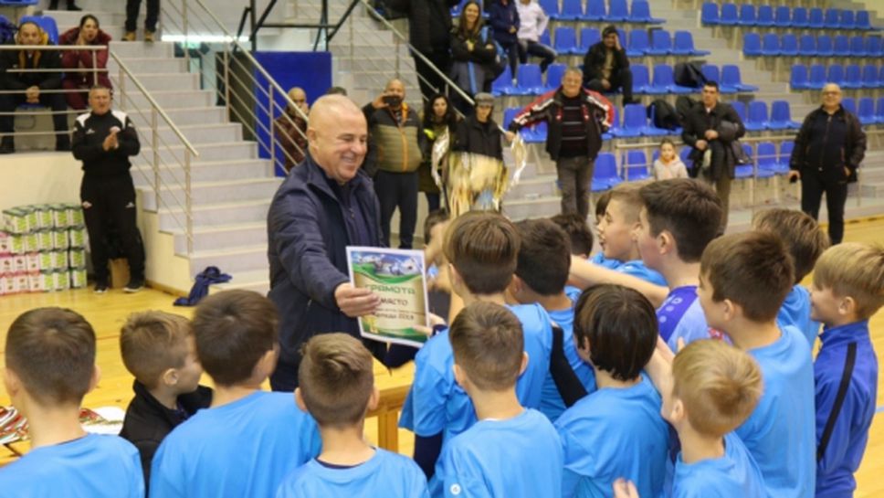 Деца от Северна Македония спечелиха коледния турнир в Симитли