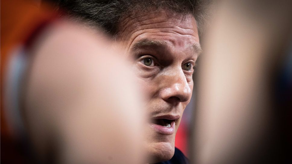 Треньорът на Нидерландия с акробатично падане в Лигата на нациите (видео)🏐🇳🇱🙂