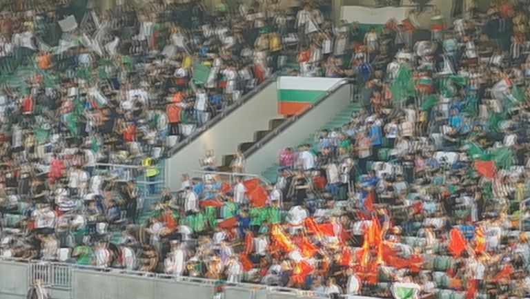 0 Копирано Почти пълен стадион подкрепя българските футболни национали в