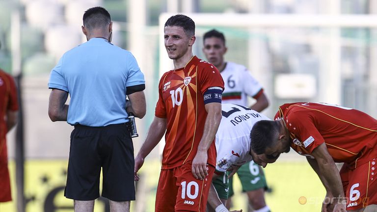 Капитанът на Северна Македония Енис Барди получи фланелка в рамка