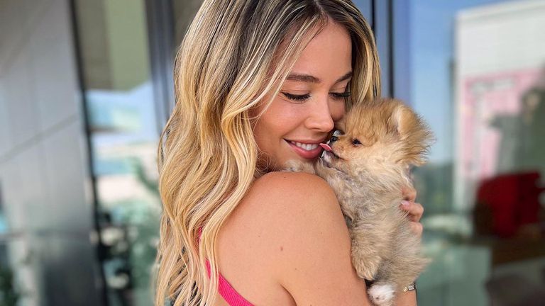  Дилета Леота се забавлява край басейн 