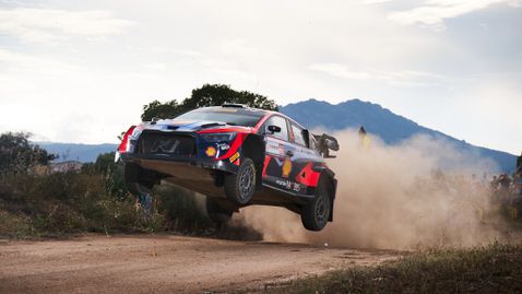  Лапи поведе в рали „ Сардиния ” с 0,1 секунда 