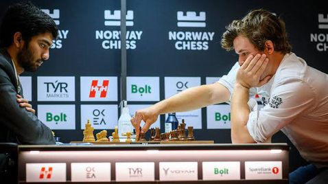 Магнус Карлсен заби юмрук в масата след загуба от световния шампион Гукеш Домараджу