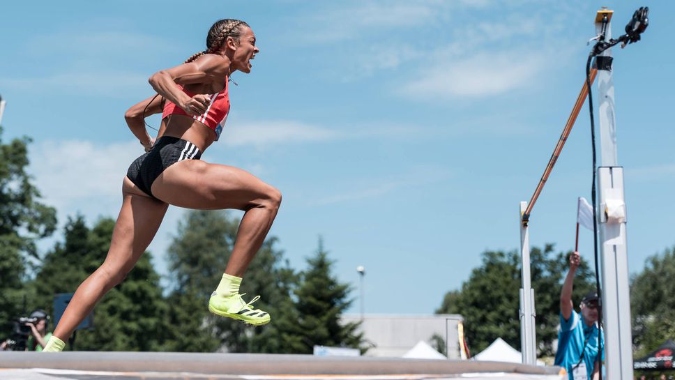 Хокър, Хол и Джаксън повеждат отбора на САЩ към Световното в зала