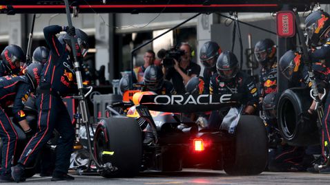 Защо Ред Бул даде твърдите гуми на Верстапен за финала в Испания?