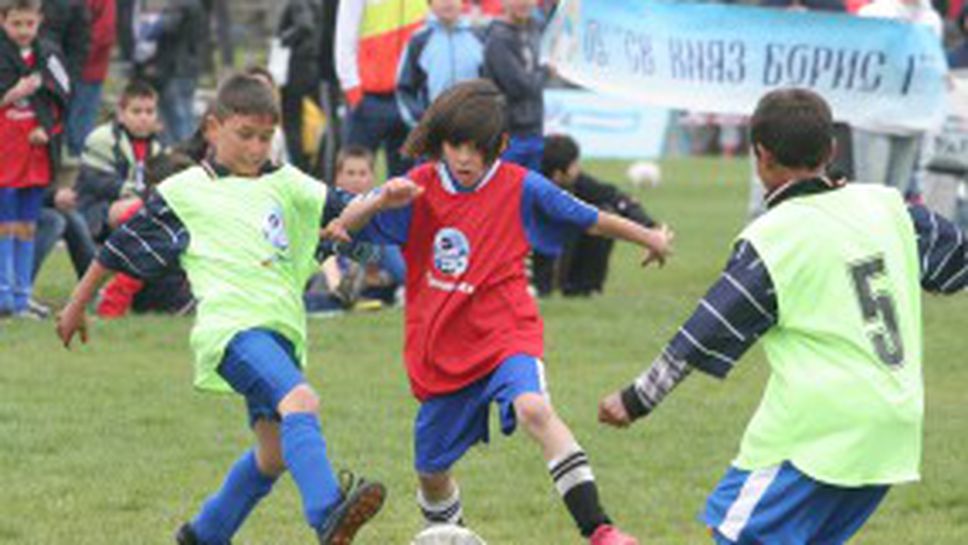 ОФК "Елхово" и вторият отбор на "Черноморец" Бургас продължават към финалите на "Данониада" 2011 (видео)