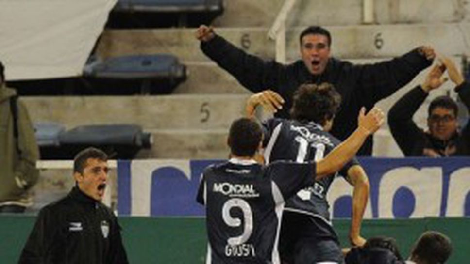 Велес подчини Банфийлд с два късни гола