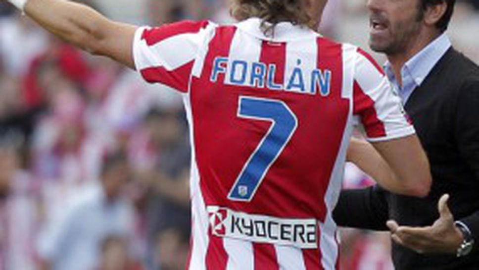 Форлан нахока здраво треньора пред играчите