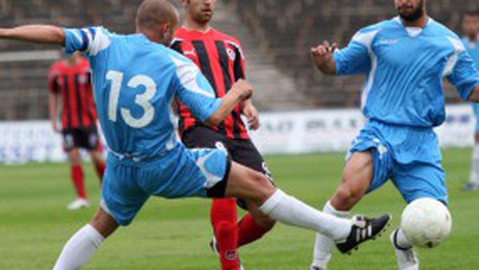 "Студентите" преговарят със спонсори от чужбина, искат да се завърнат в "Гео Милев"