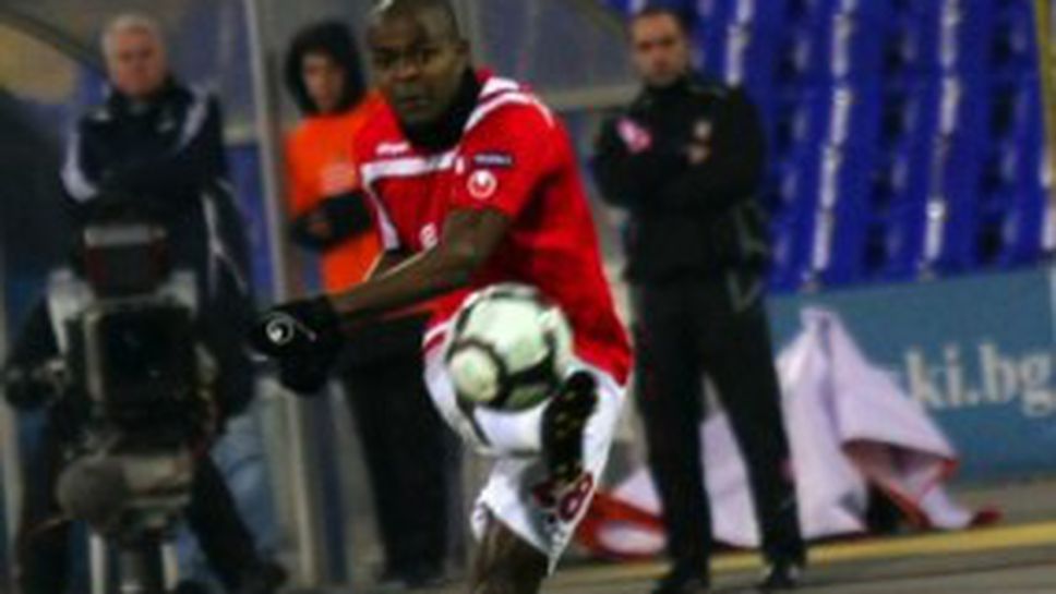 Маркиньос се похвали с българския си паспорт (видео)