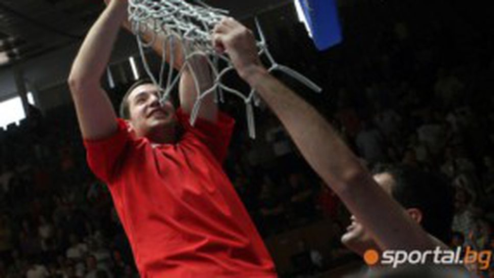 Вижте как играчите на Лукойл прибраха поредния си трофей от зала "Универсиада" (видео)