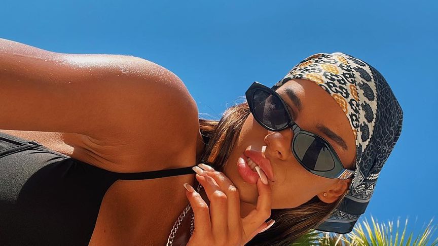 Габи събира лайкове по бански и се определи като зайче