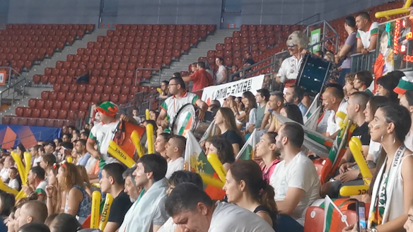 Тъпани и множество знамена в подкрепа на "лъвиците" срещу Италия