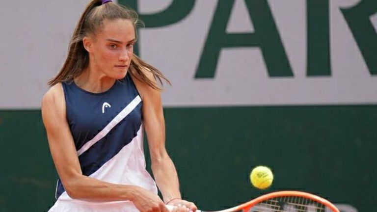 Шампионката на България по тенис в зала Денислава Глушкова се