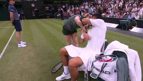 Странна, в началото опасна, но накрая комична сцена се разигра на мача Джокович - Циципас