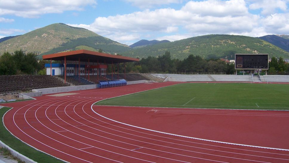 База за лека атлетика да се изгради на военния стадион предлагат в анкета граждани на Сливен
