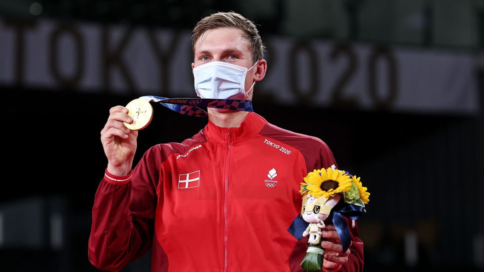 Акселсен проби азиатската доминация в бадминтона