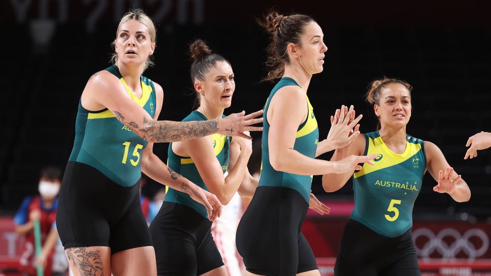 Австралия се класира за четвъртфиналите в последния момент