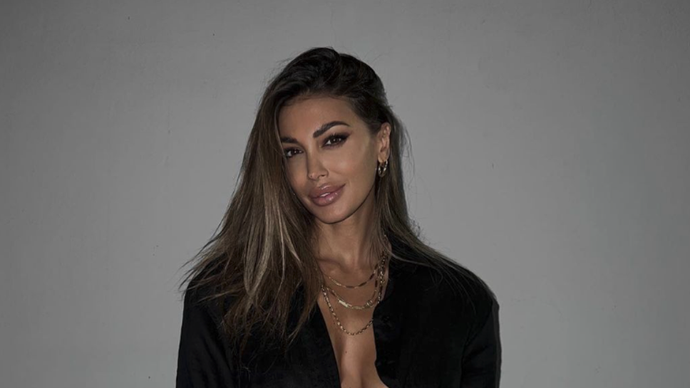 Италиански модел не може да скрие прелестите си