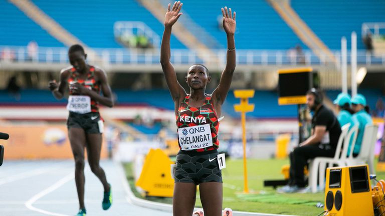 Адису Юхине (Етиопия) също трябваше да покзава силен финален спринт