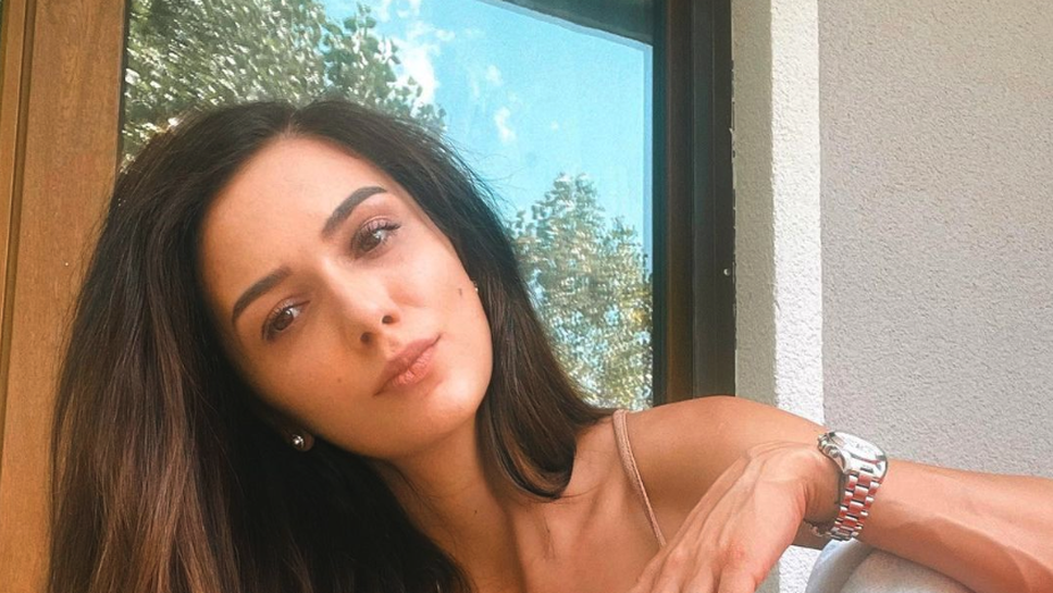 Съпругата на Димитър Евтимов събра погледите по бански