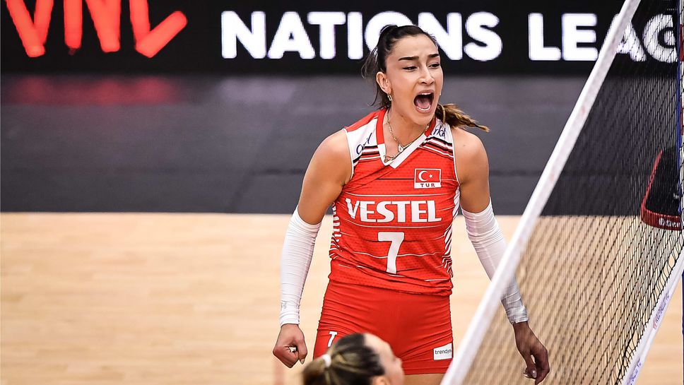 Маниак преследва и заплашва турска волейболна звезда