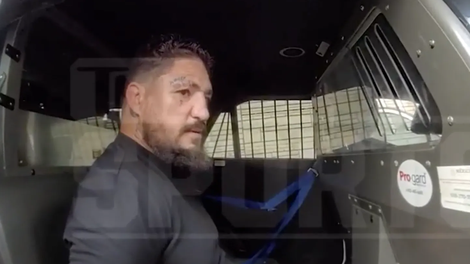 Записи от камера показват ареста на бивш боец на UFC