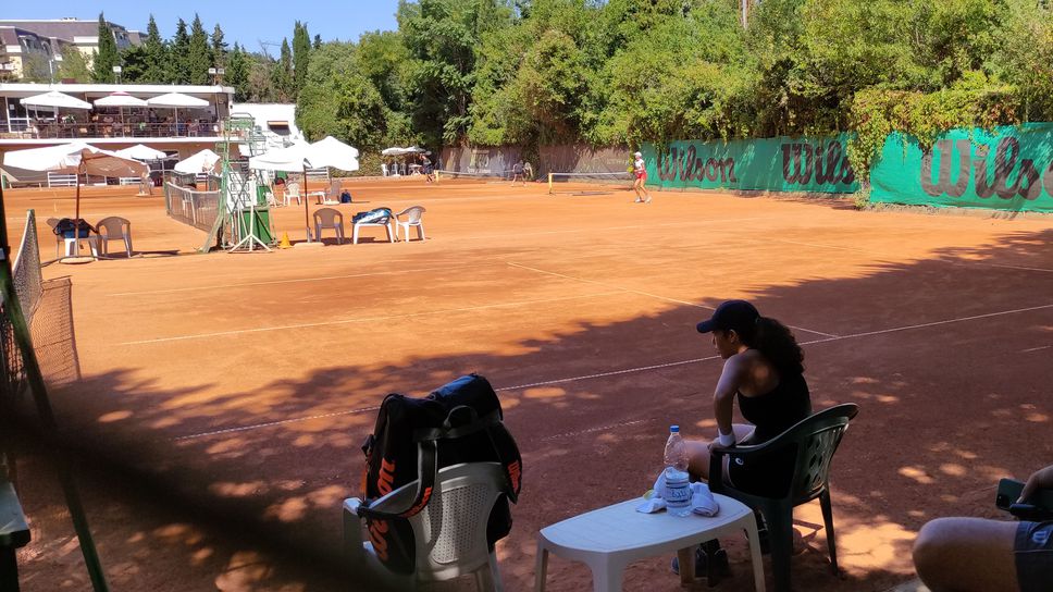 Михаил Иванов се класира за полуфиналите на турнира по тенис във Варна за 18-годишни