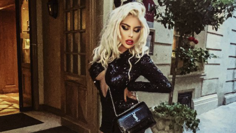 Андреа блести с мъдри мисли край басейна