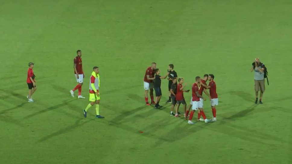 Футболистите на "червените" се снимаха със свои фенове след края на мача с Берое