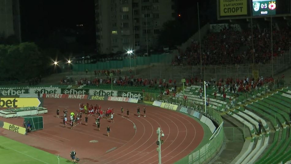 Футболистите на ЦСКА - София обраха овациите на своите фенове след победата