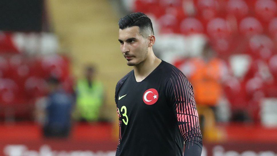 Галатасарай привлече вратаря на турския национален отбор Угурджан Чакър от